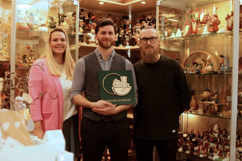 Das Team der Galerie Schmidt-Rottluff: Holzspielzeugmacherin Nicole, Inhaber Benedikt (Mitte) und Galerist Samuel