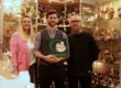 Das Team der Galerie Schmidt-Rottluff: Holzspielzeugmacherin Nicole, Inhaber Benedikt (Mitte) und Galerist Samuel