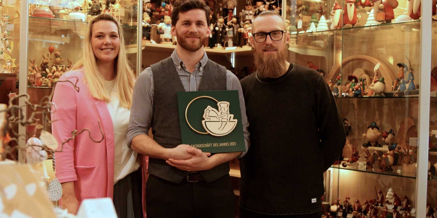 FachgeschaeftDesJahres2025_Inhaber_BenediktPreis_und_Team Das Team der Galerie Schmidt-Rottluff: Holzspielzeugmacherin Nicole, Inhaber Benedikt (Mitte) und Galerist Samuel
