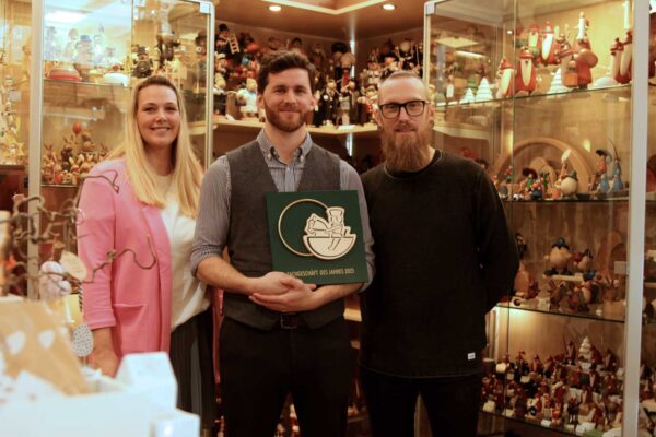 FachgeschaeftDesJahres2025_Inhaber_BenediktPreis_und_Team Das Team der Galerie Schmidt-Rottluff: Holzspielzeugmacherin Nicole, Inhaber Benedikt (Mitte) und Galerist Samuel