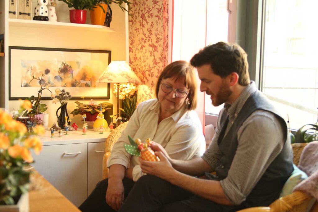 Kunst schafft Verbindungen: Onkologin Angelika und Benedikt verbindet eine Freundschaft, die aus der gemeinsamen Freude am Erzgebirgischen Kunsthandwerk entstanden ist
