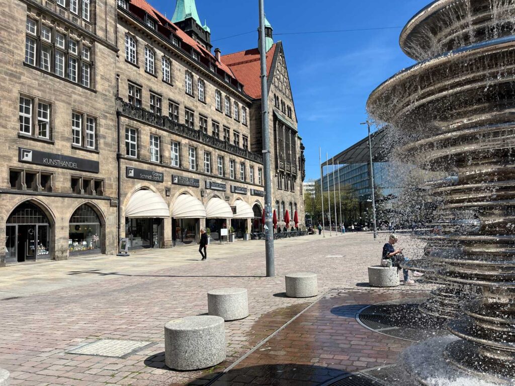 Die Galerie Schmidt-Rottluff liegt direkt neben dem Rathaus auf dem Chemnitzer Markplatz.